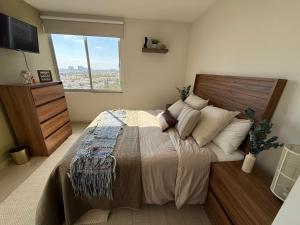 a bedroom with a large bed with a large window at Depa Penthouse en Juriquilla con terraza y alberca climatizada in Juriquilla +36 photos