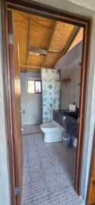 ein Badezimmer mit Badewanne und Toilette in der Unterkunft Parcela in Mazunte