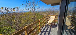 ein Balkon mit Holzgeländer und Aussicht in der Unterkunft Parcela in Mazunte