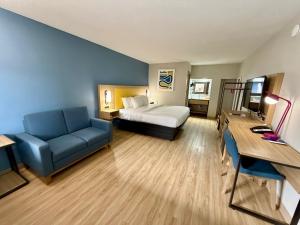 a hotel room with a bed and a couch at Park Inn by Radisson, Weldon - Roanoke Rapids in Weldon