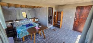ein Schlafzimmer mit einem Bett und einem Holztisch in der Unterkunft Parcela in Mazunte