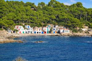 a group of houses on the shore of a body of water at Casa Marinera en Palamós in Palamós