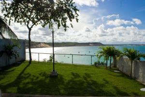 a park with a view of a body of water at Dormitório Dourada Costa in Baía Formosa