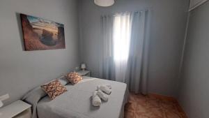 a bedroom with a bed with two towels on it at Casa Naihu in La Listada
