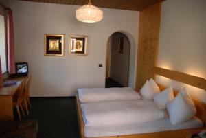 Postel nebo postele na pokoji v ubytování Hotel B&B Gasthof Zur Linde + 13 fotografií