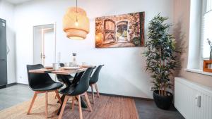 a dining room with a table and chairs at FlexHome Gemütliche Ferienwohnung in Lippstadt