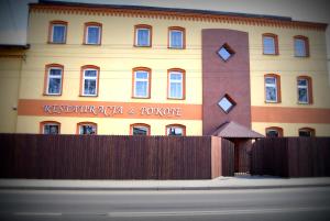 タルノフスキェ・グルィにあるPokoje Gościnne Kropkaの前の柵の建物