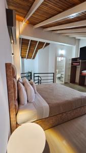 a bedroom with a large bed in a room at HOTEL MILLA SUITES MERIDA in Mérida