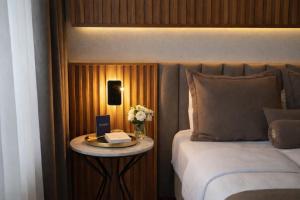 una camera d'albergo con un letto e un tavolo con fiori di Hotel Bayer's a Monaco