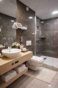 un bagno con WC, lavandino e doccia di Hotel Bayer's a Monaco