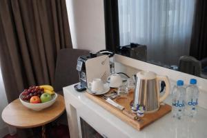 un tavolo con una macchina per il caffè e una ciotola di frutta di Hotel Bayer's a Monaco Altre 58 foto