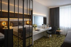 una camera d'albergo con un letto e una scrivania di Hotel Bayer's a Monaco