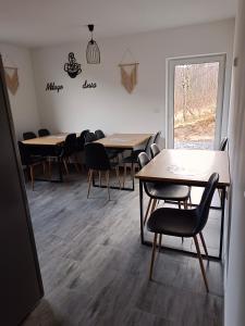 a group of tables and chairs in a room at Przystań w górskim Raju in Bolesławów