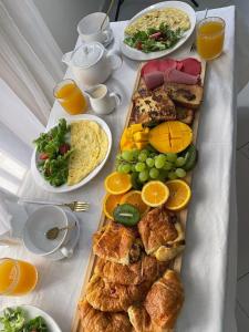a table with a buffet of breakfast foods on it at Maison d'Hôtes entière Cité Douane Golf Dakar in Dakar