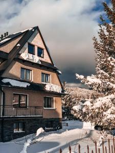a house in the snow with snow at Okno w Gorce- 1 apartament z BALIĄ na wyłączność- Gorce, Pieniny, jezioro Czorsztyńskie in Maniowy