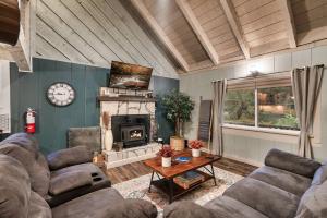 a living room with a couch and a fireplace at Hillside Haven in Kodak