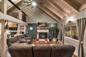 a living room with a couch and a fireplace at Hillside Haven in Kodak