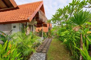 a path leading to a house with plants at Cassava Penida Cottage in Nusa Penida +22 photos