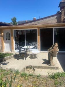 a statue of a head in front of a house at Escapade & Bien être in Ravenel