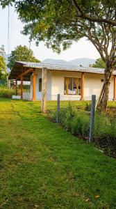 a house with a fence in front of a yard at Casa sendai2 in Buesaco