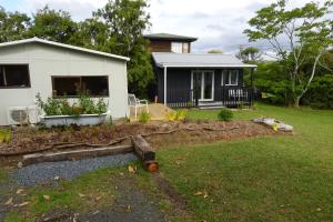 a small house with a yard with a yard at One Pigeon Takatu in Tawharanui