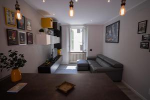 a living room with a couch and a table at Centro-Appartamento SanMartino in Varese