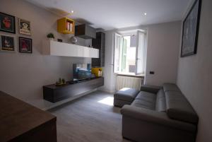 a living room with a couch and a television at Centro-Appartamento SanMartino in Varese