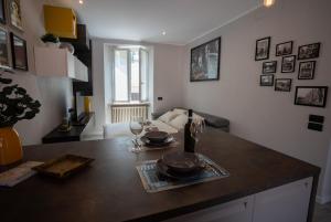 a kitchen with a table with plates and glasses on it at Centro-Appartamento SanMartino in Varese