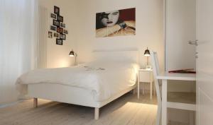 ローマにあるBig Johnny Bの白いベッドルーム(白いベッド1台、デスク付)