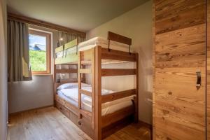 a bunk bed room with two bunk beds and a window at SWISSPEAK Resorts by Pierre & Vacances Premium Zinal in Zinal