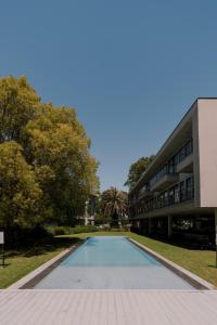an empty swimming pool in front of a building at La Urumpta Hotel, AKEN MIND in Río Cuarto