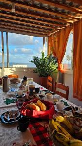 a table with food on it with a view of the ocean at Oasis Paul Residencial in Paul