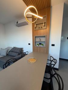 a kitchen and living room with a table and chairs at Brisa Mar Prime in Porto Seguro