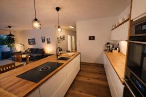 eine Küche mit Spüle und Arbeitsplatte in der Unterkunft Apartment Frida by Da Alois in Gröbming