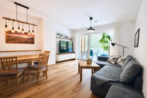ein Wohnzimmer mit Sofa und Tisch in der Unterkunft Apartment Frida by Da Alois in Gröbming + 37 Fotos