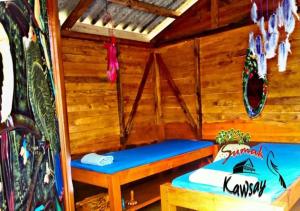 a room with two benches in a log cabin at Cabañas Sumak Kawsay in Colón