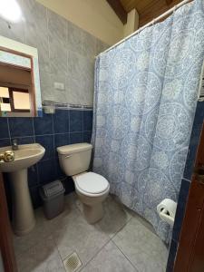 a bathroom with a toilet and a sink at Hostal Asuncion in Arica