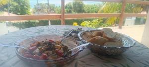 a table with two bowls of food on a table at La foca da Croa in Goiana
