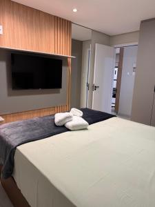 a bedroom with a large bed with two towels on it at Apartamento Exclusivo com Vista Mar no Number One Flat in São Luís