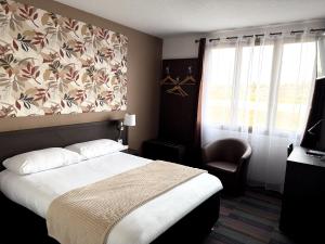 En eller flere senge i et værelse på Brit Hotel Confort Gien