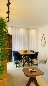 a living room with a table and a couch at Casa Rústica com Spa in Arraial d'Ajuda