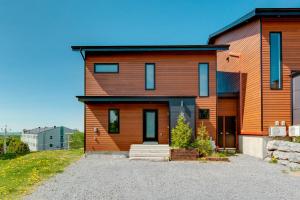 a wooden house with a driveway in front of it at Jackson 8 - 5 chambres - 18 personnes in Saint-Férréol-les-Neiges