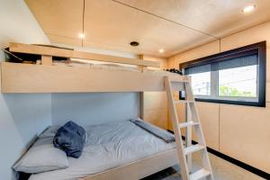 a bunk bed in a tiny house with a ladder at Jackson 8 - 5 chambres - 18 personnes in Saint-Férréol-les-Neiges +15 photos