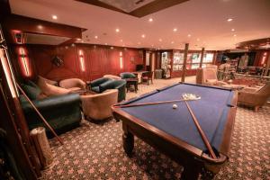 a room with a pool table in a living room at فندق نايل ستوري سوهاج in Sūhāj
