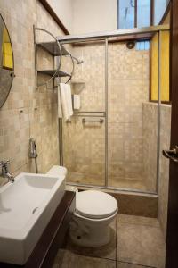 ein Badezimmer mit Toilette, Waschbecken und Dusche in der Unterkunft Epoca Iquitos in Iquitos + 37 Fotos