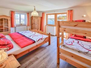 ein Schlafzimmer mit zwei Etagenbetten in einem Haus in der Unterkunft Oachkatzl in Wildsteig