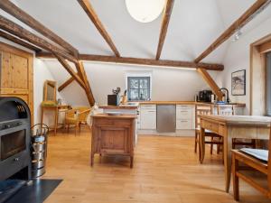 a kitchen with a table and a stove at Kaffeemühle Hamma I in Heringen