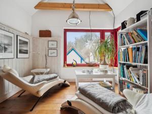 a living room with a table and chairs and a book shelf at Kaffeemühle Hamma I in Heringen