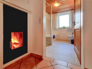 ein Badezimmer mit einem Kamin in der Wand in der Unterkunft Oachkatzl in Wildsteig