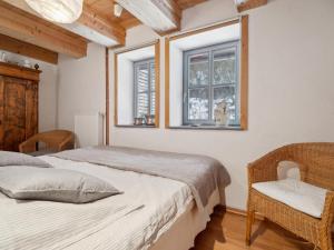 two beds in a room with two windows at Kaffeemühle Hamma II in Heringen